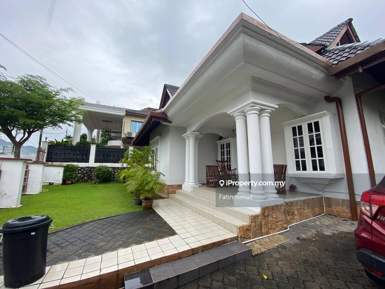 Private, greenery house with Huge land & Exclusive neighbourhood. 
