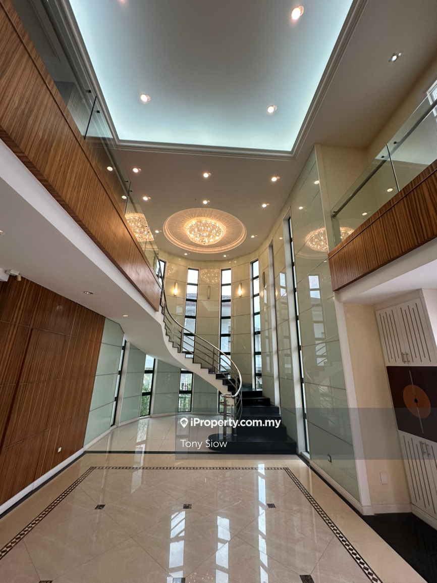 3 storey bungalow facing golf view