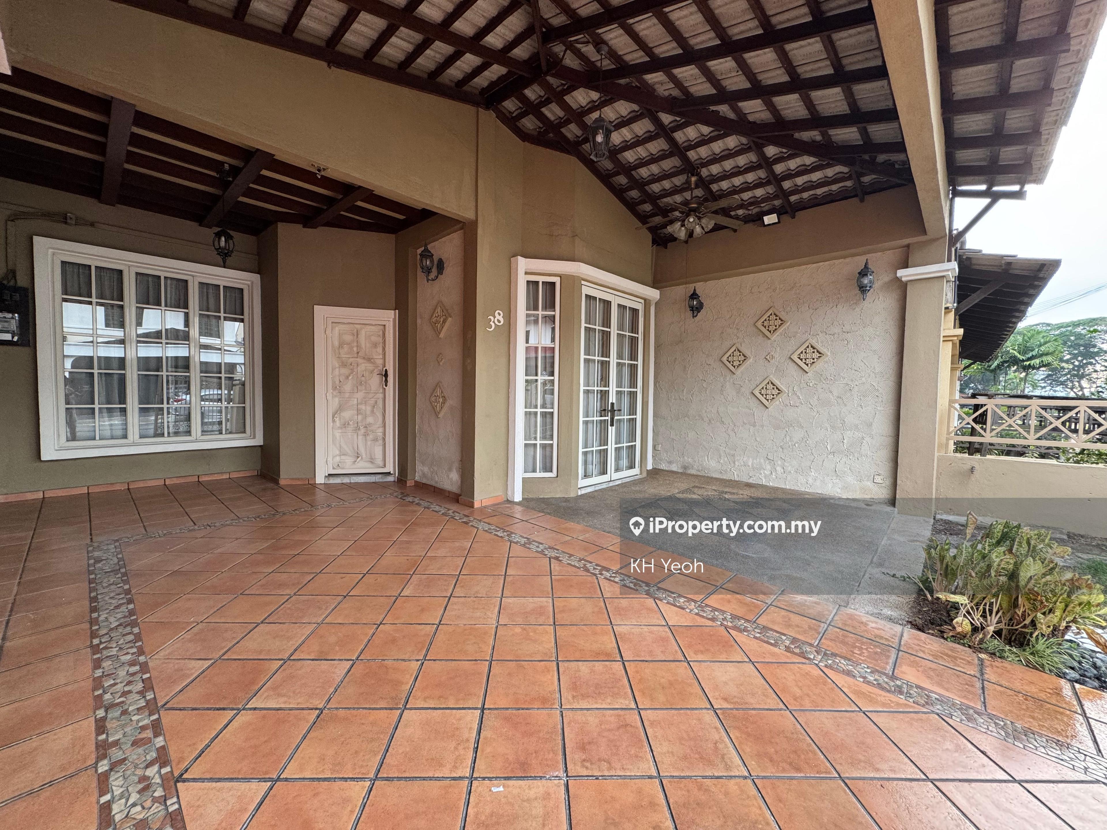 Unique 24 x 75 double volume ceiling terrace house with bungalow feel