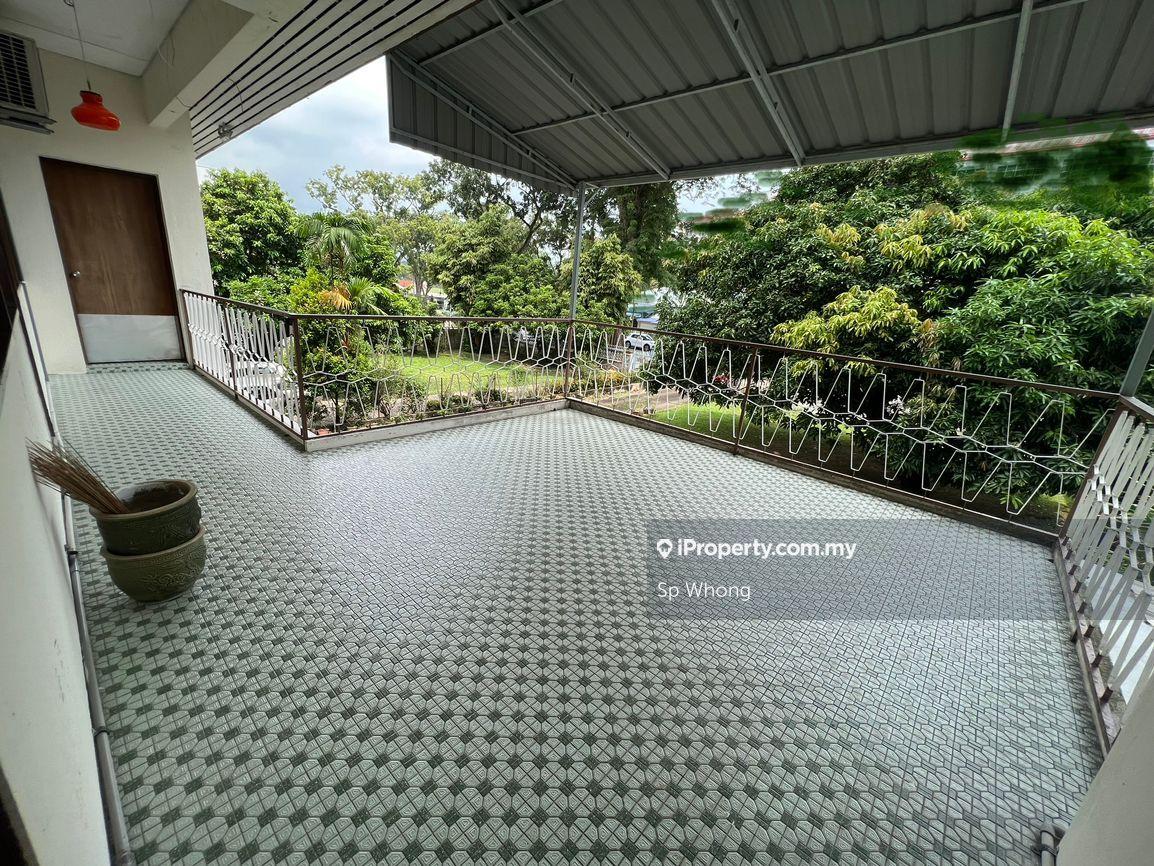 Bungalow at Georgetown , big & spacious , can convert to commercial 