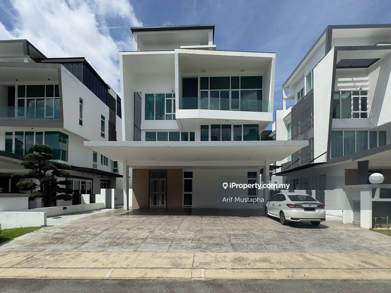 Fully Furnished Cyberjaya Bungalow with Great Feng Shui For Sale