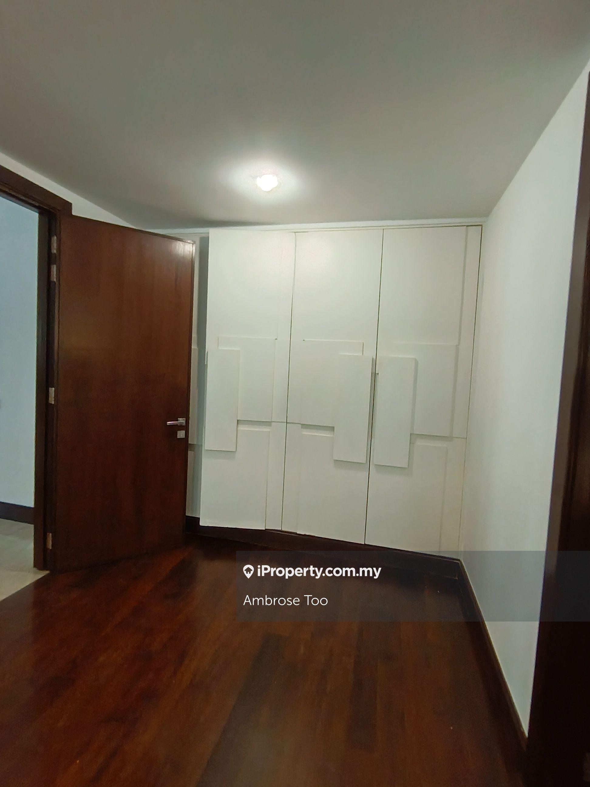 This is 2700sqft 2 Plus 1 Bed room 2bath room
