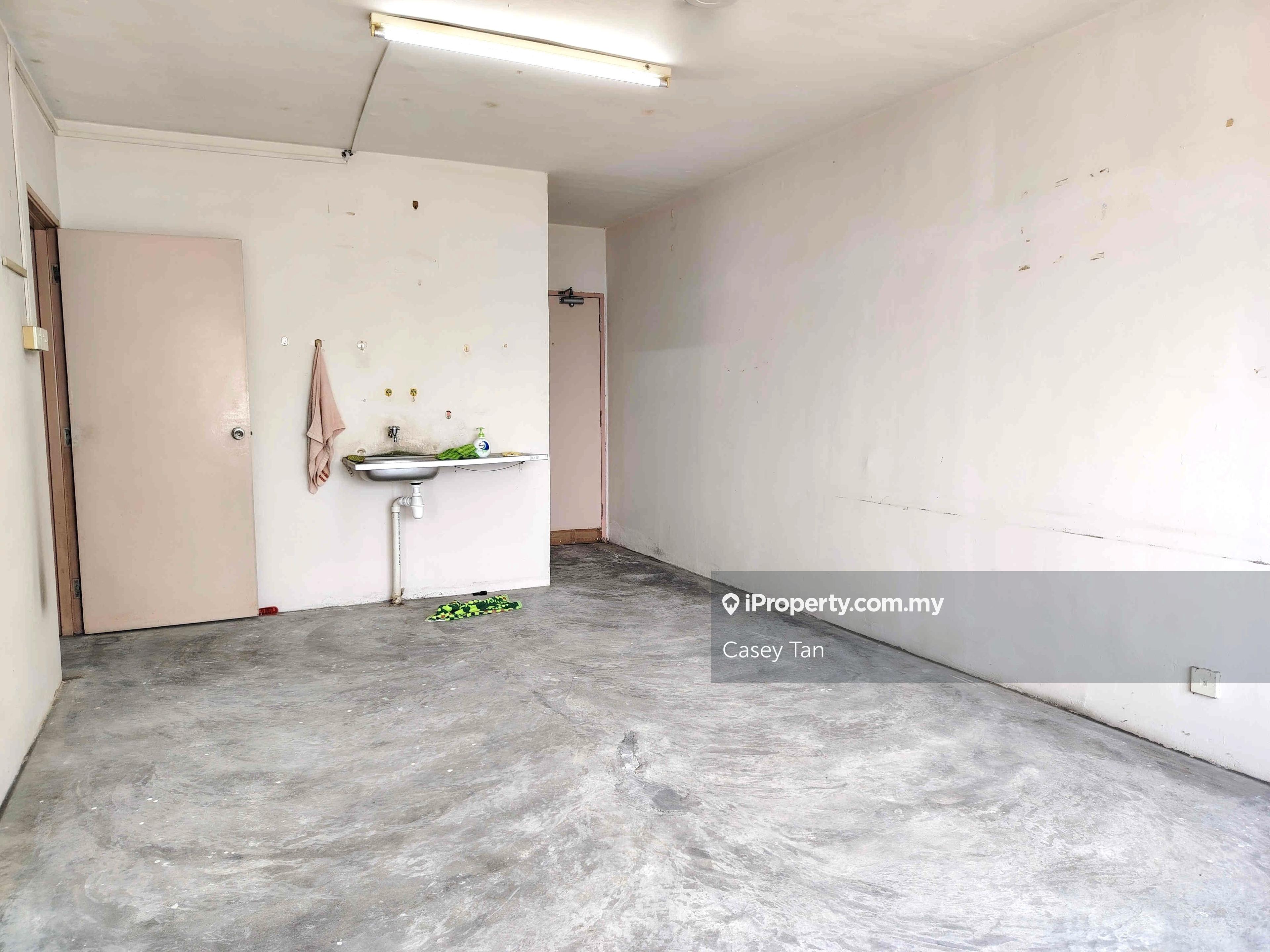 Near Larkin Terminal Bus Station. Short drive to Southkey Mid Valley .