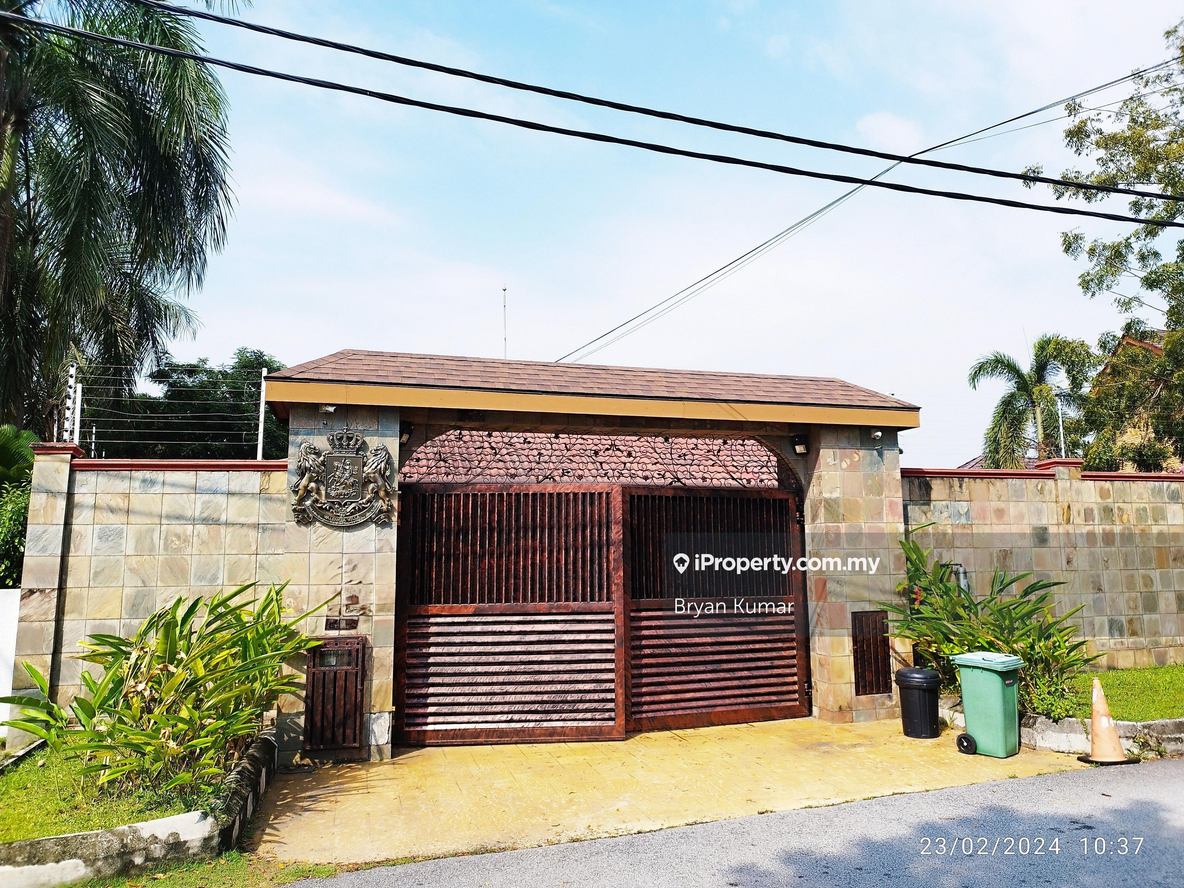 Country Heights, Kajang - Luxurious Bungalow with pool for rent