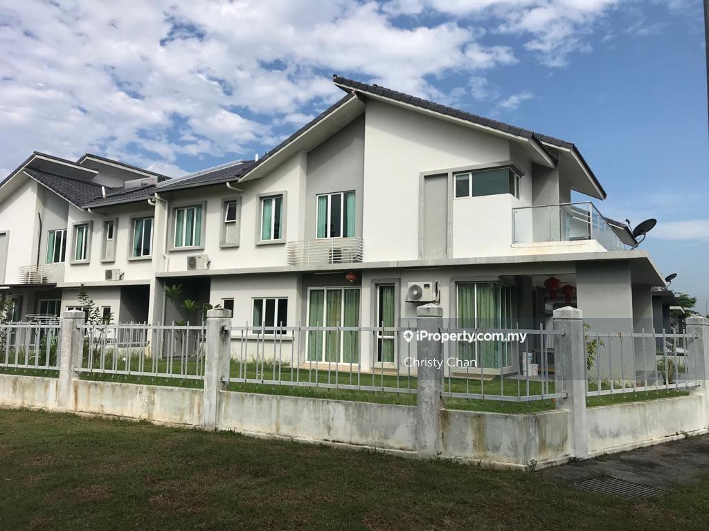 Link Bungalow Corner with big land Villa Heights Taman Equine 