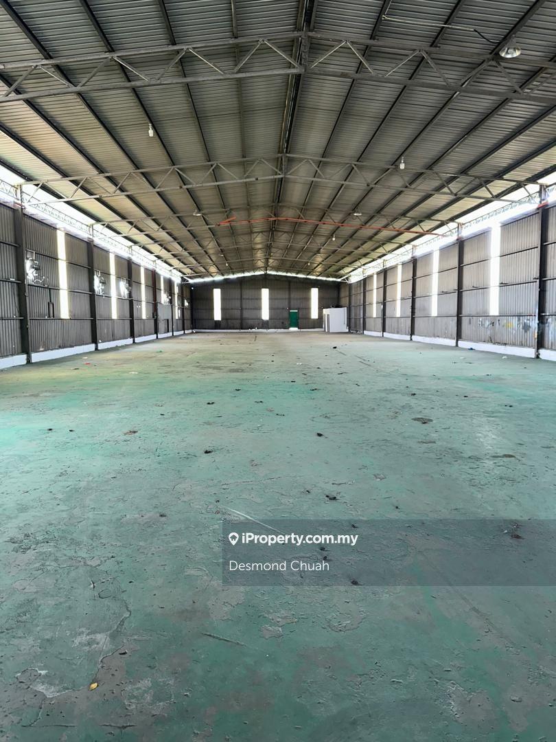 Spacious Warehouse with 28ft Roof and 200 Amp at Juru