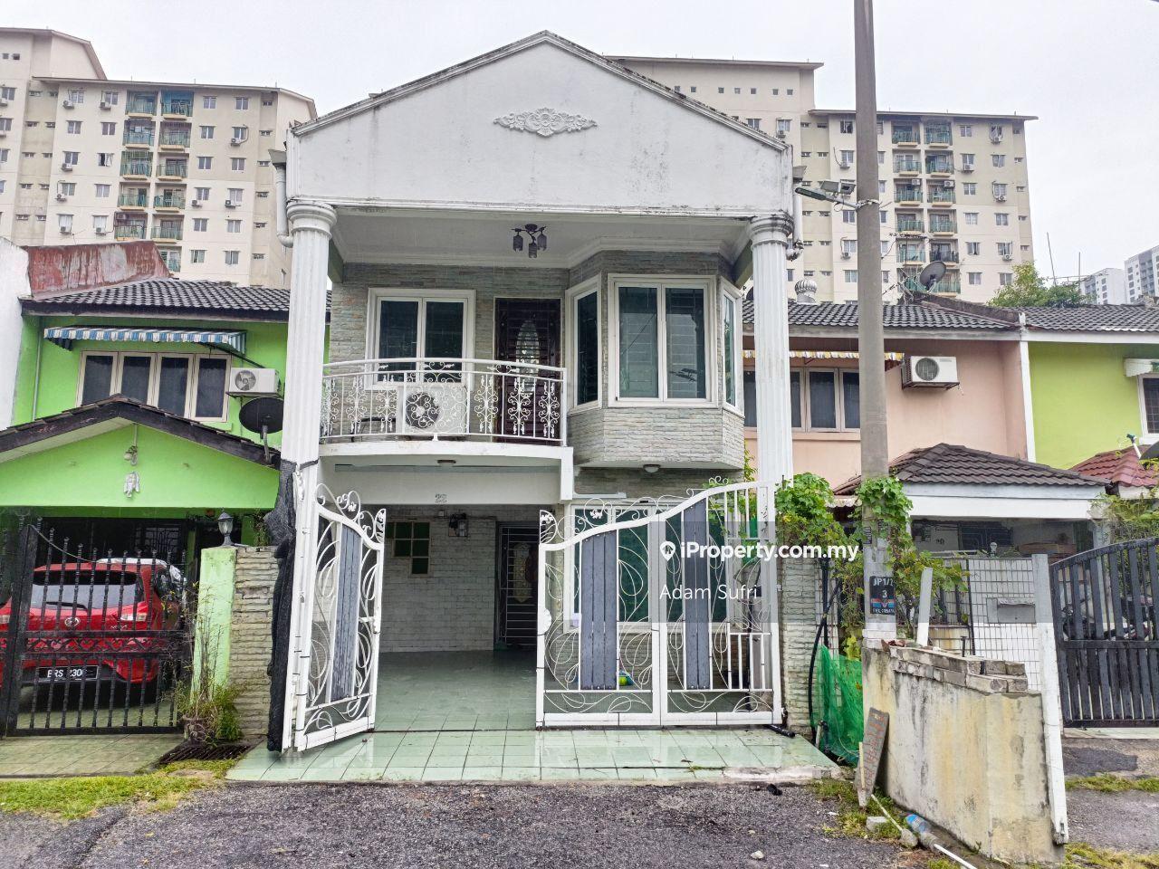 Fully Renovated Double Storey Taman Pinggiran Batu Caves.