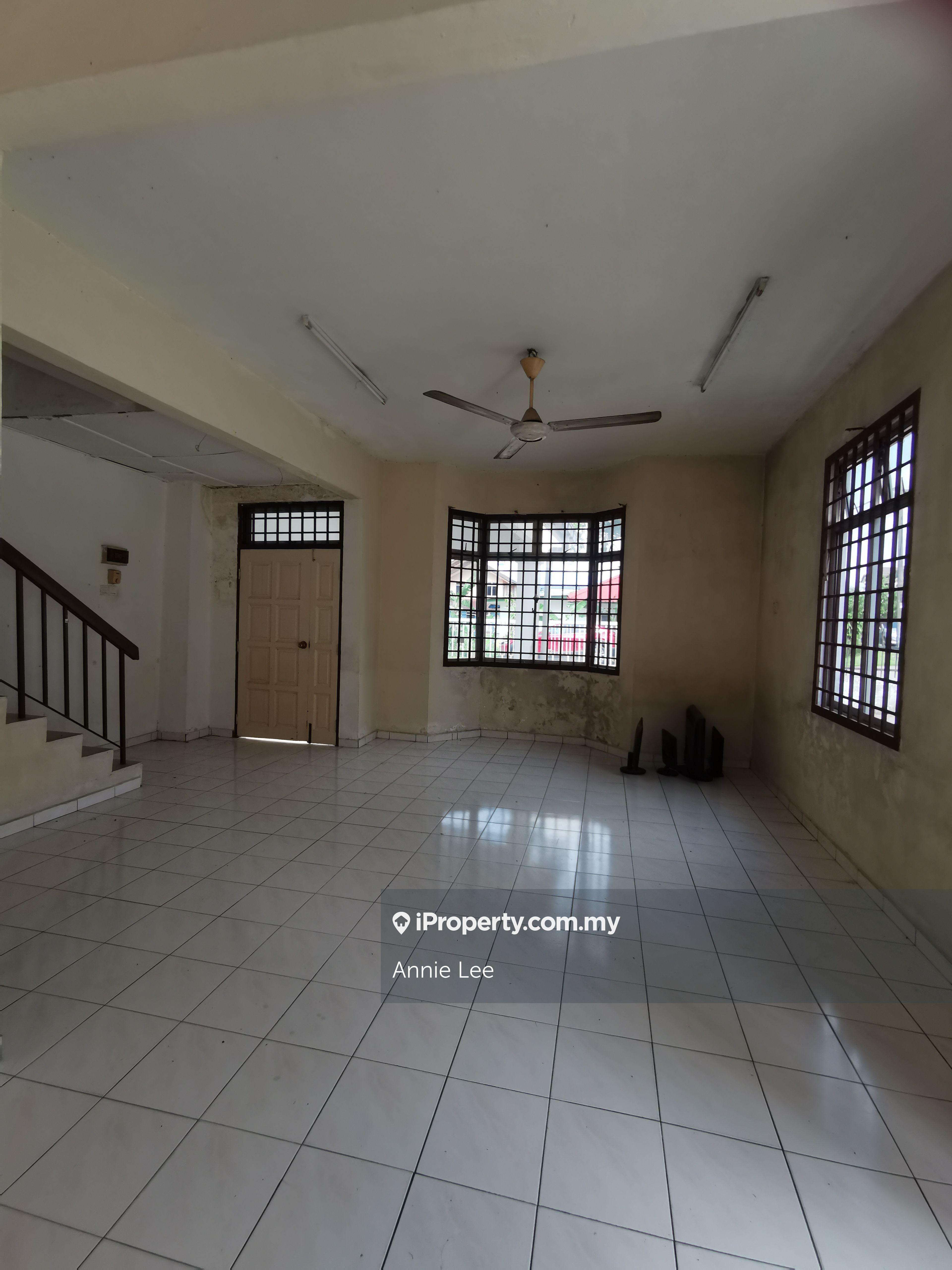 2 sty terrace Corner @ Taman Universiti near to Utm university Skudai 