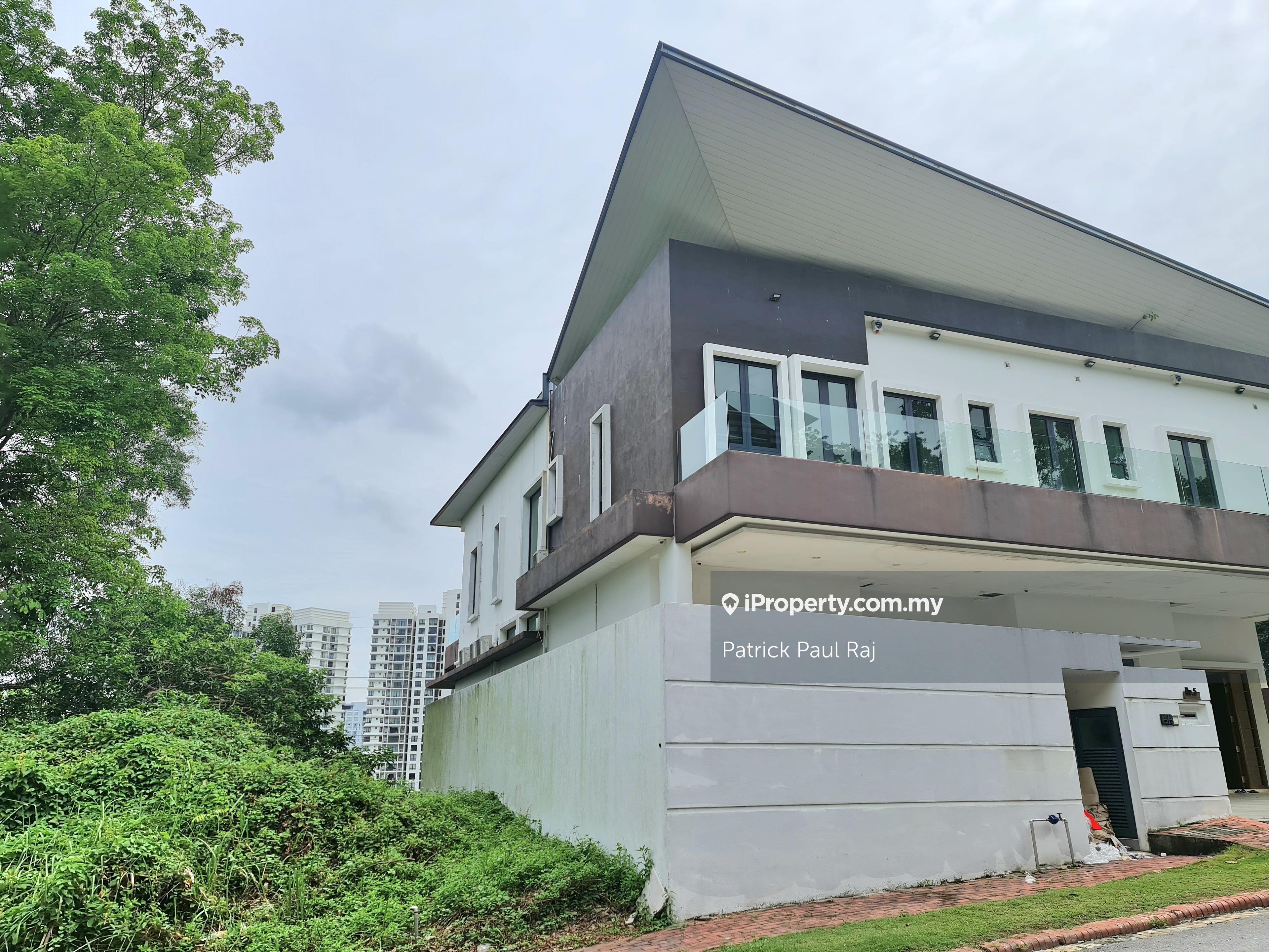 Huge bungalow unit split into 2 separate units. Unique!