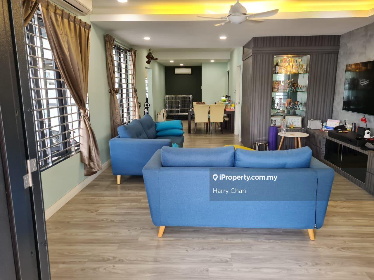 Nice and fully extended/renovated corner lot unit from bk7b