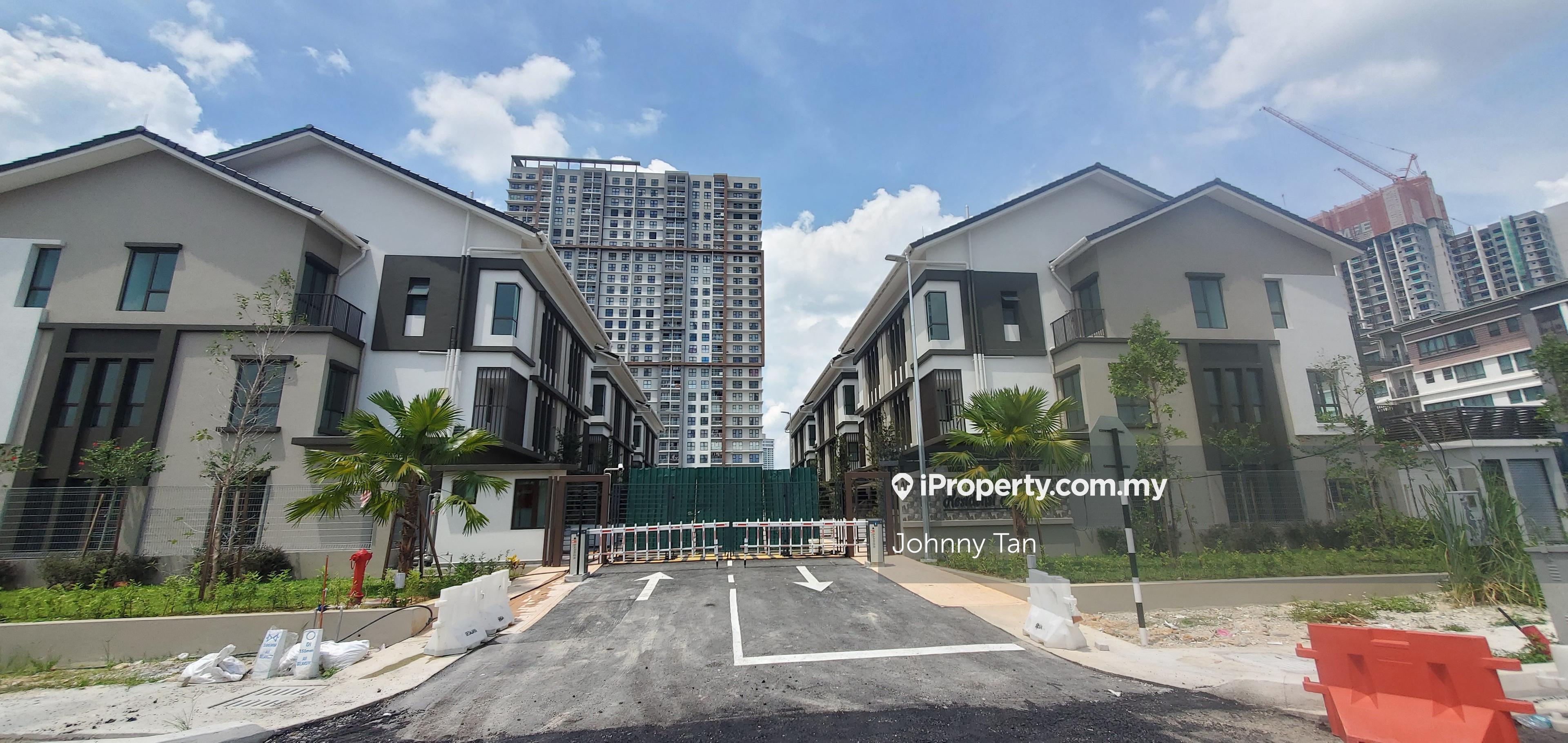 3 Storey Townhouse with 3 car park for sale