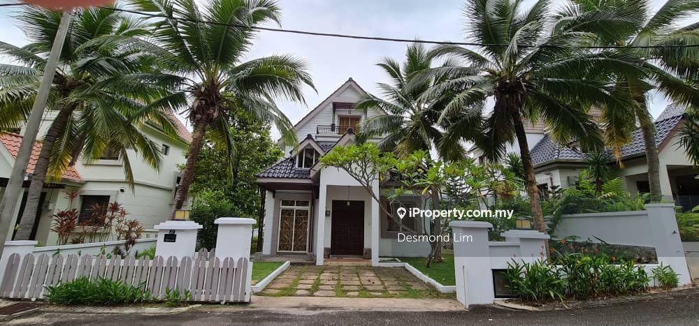 Beautiful 2,5 Storey Bungalow in Ferringhi Villas, Batu Ferringhi 