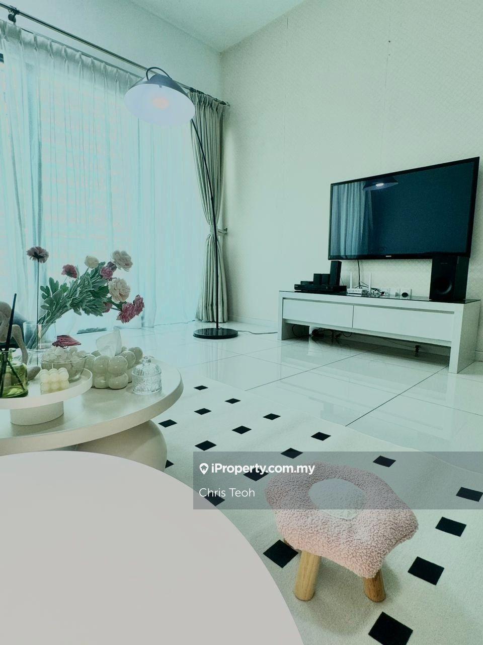 High floor, 2 car parks & tastefully furnished!