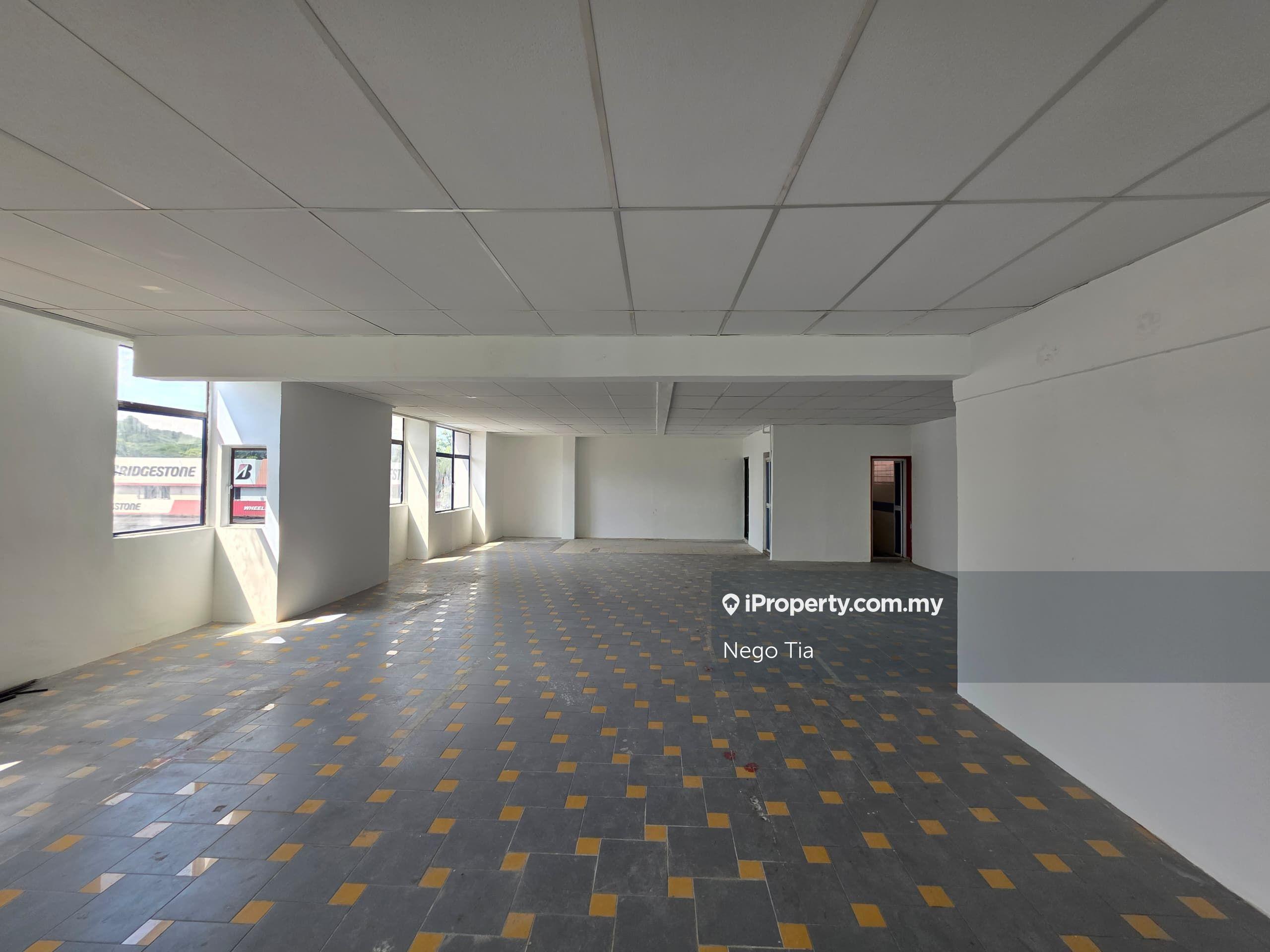 Refurbished corner 3 storey shoplot for rent at glenmarie