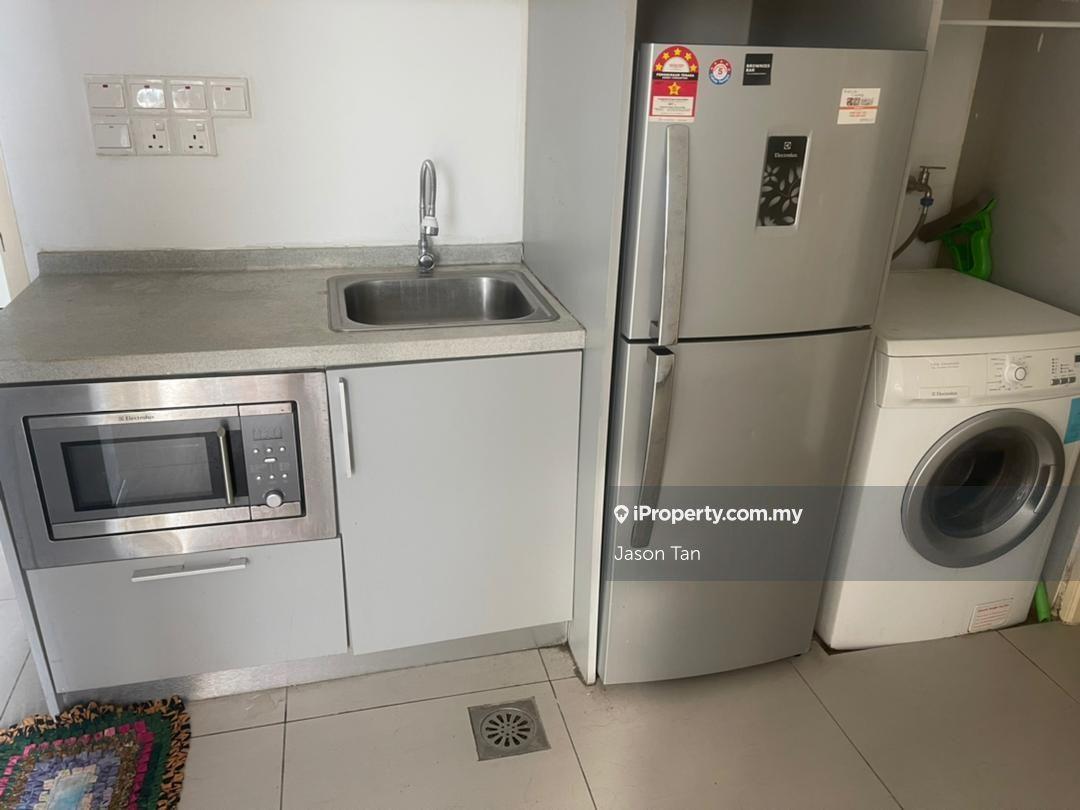 Garden Plaza, Harvard Tower, 450sf, 3 Room 2 Bath, Partition, 2 Carpar