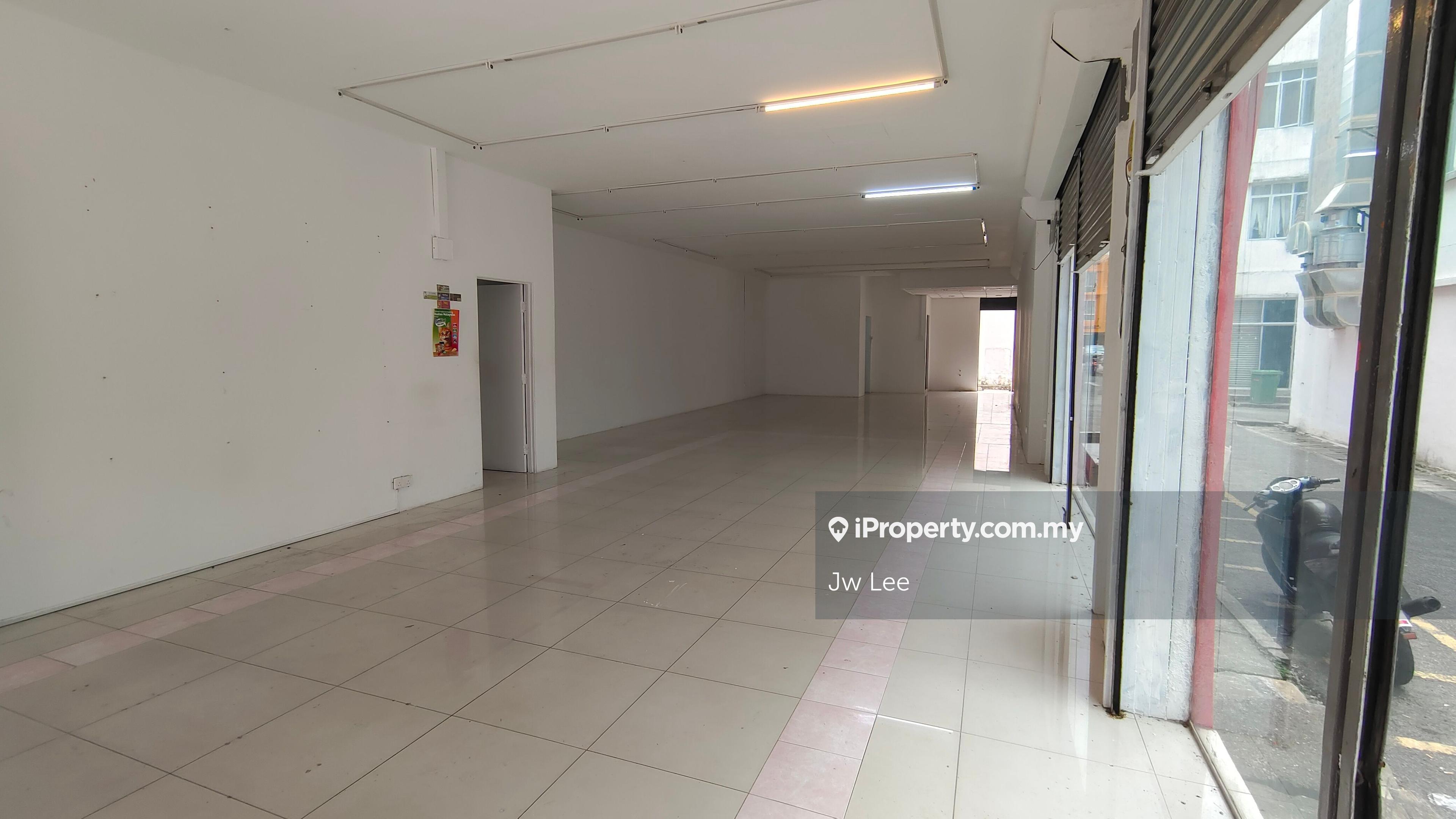 Bandar Seri Putra Commercial 3 Storey Endlot Shop Freehold 22 x 80