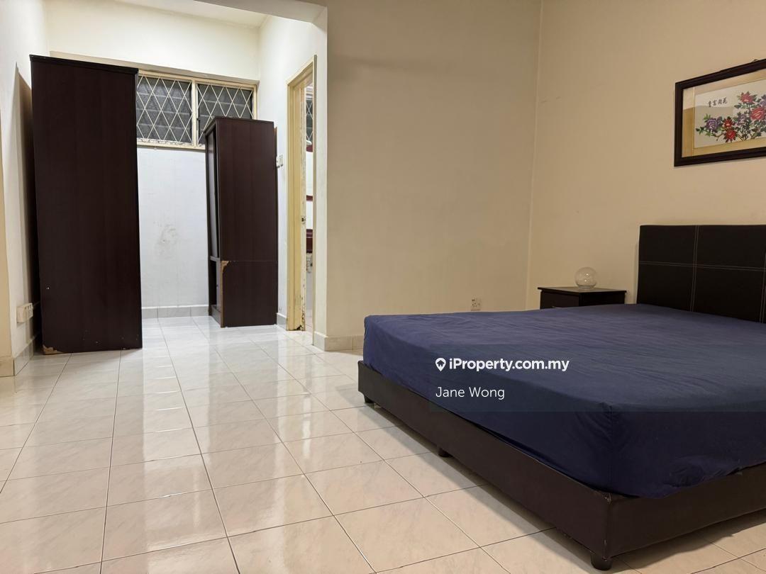 Wellkept unit near Paradigm Mall and LRT Kelana Jaya