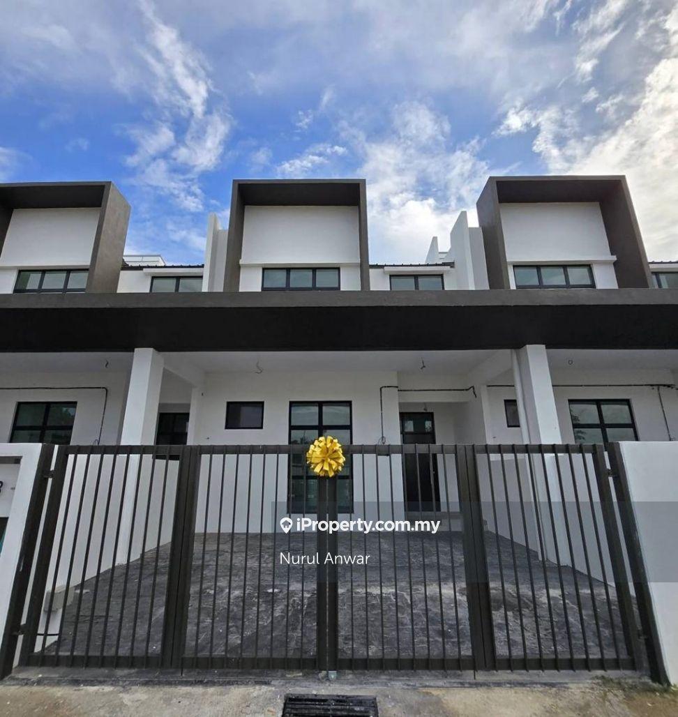Double Storey Terrace, Taman La Casa Lunas, Open Facing, Gated Guarded