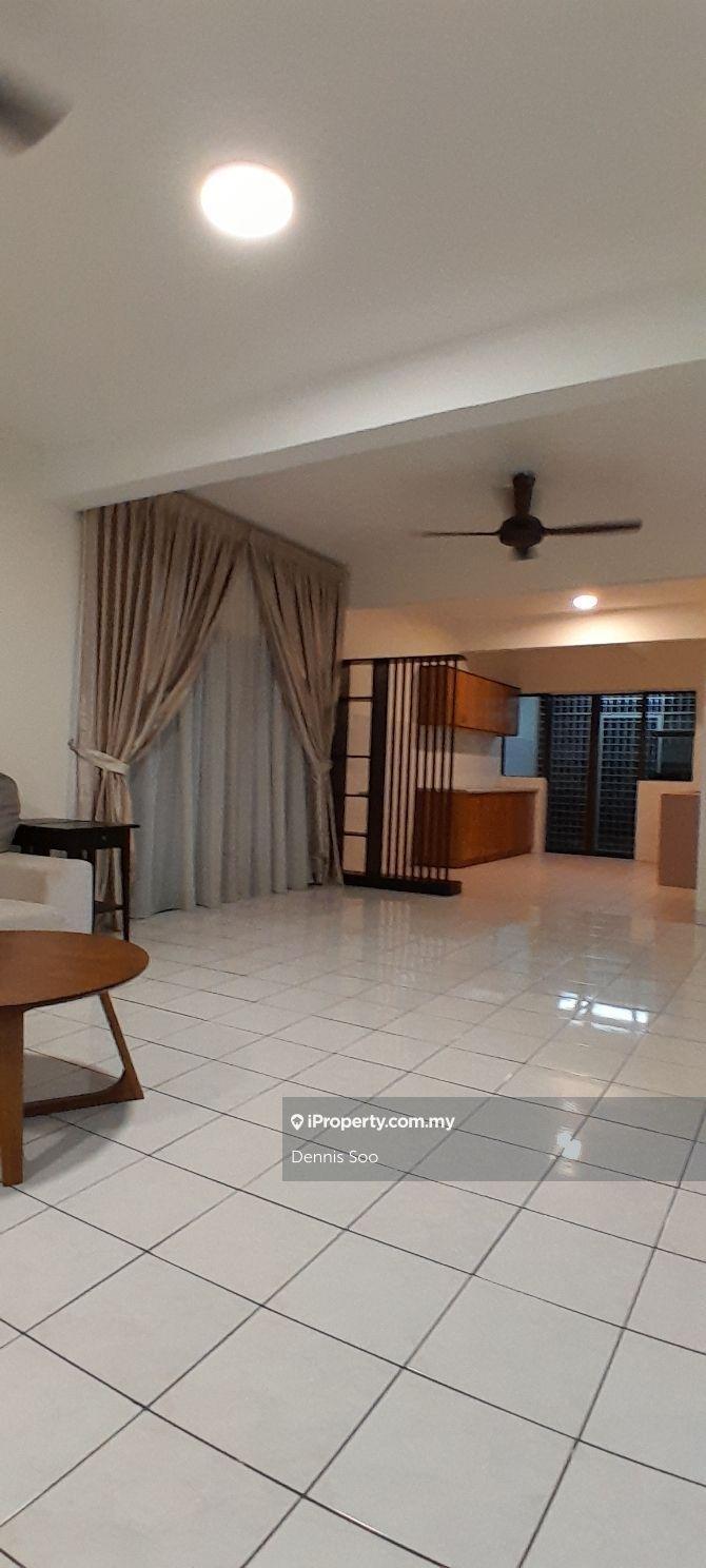 Corner unit with 20 feet of spacious side land garden !