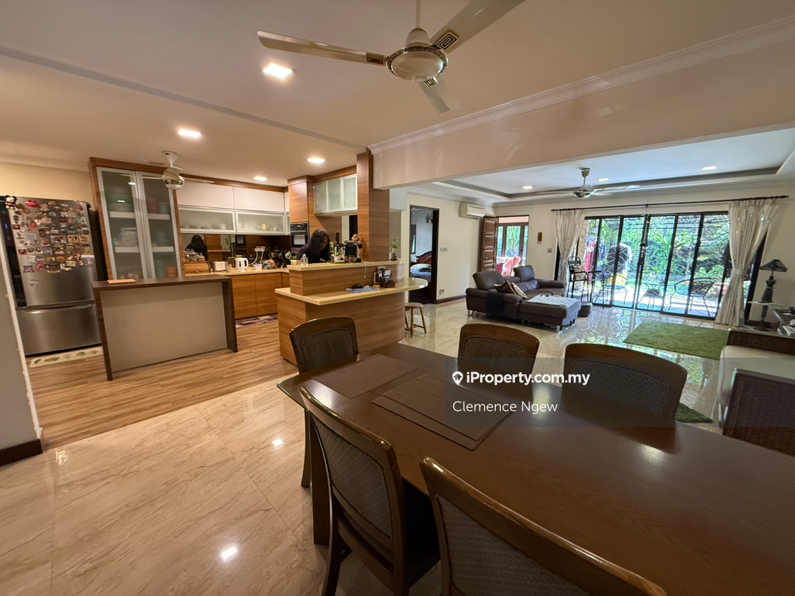 A double storey semi-d for sale at PJ ss4