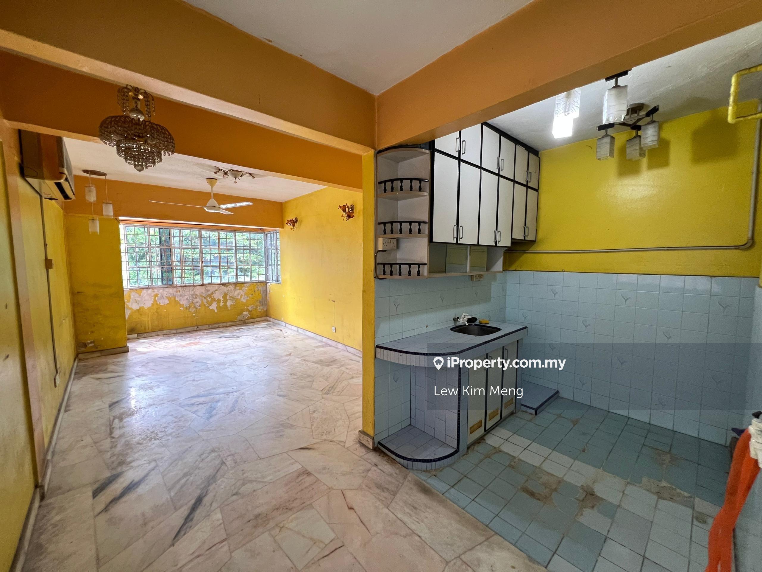 Low Floor / Happy Court Flat, Taman Kepong