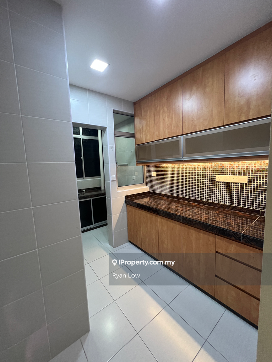 Ready to move in! Renovated unit with 2 carpark! 15 Min to Trx & Klcc!