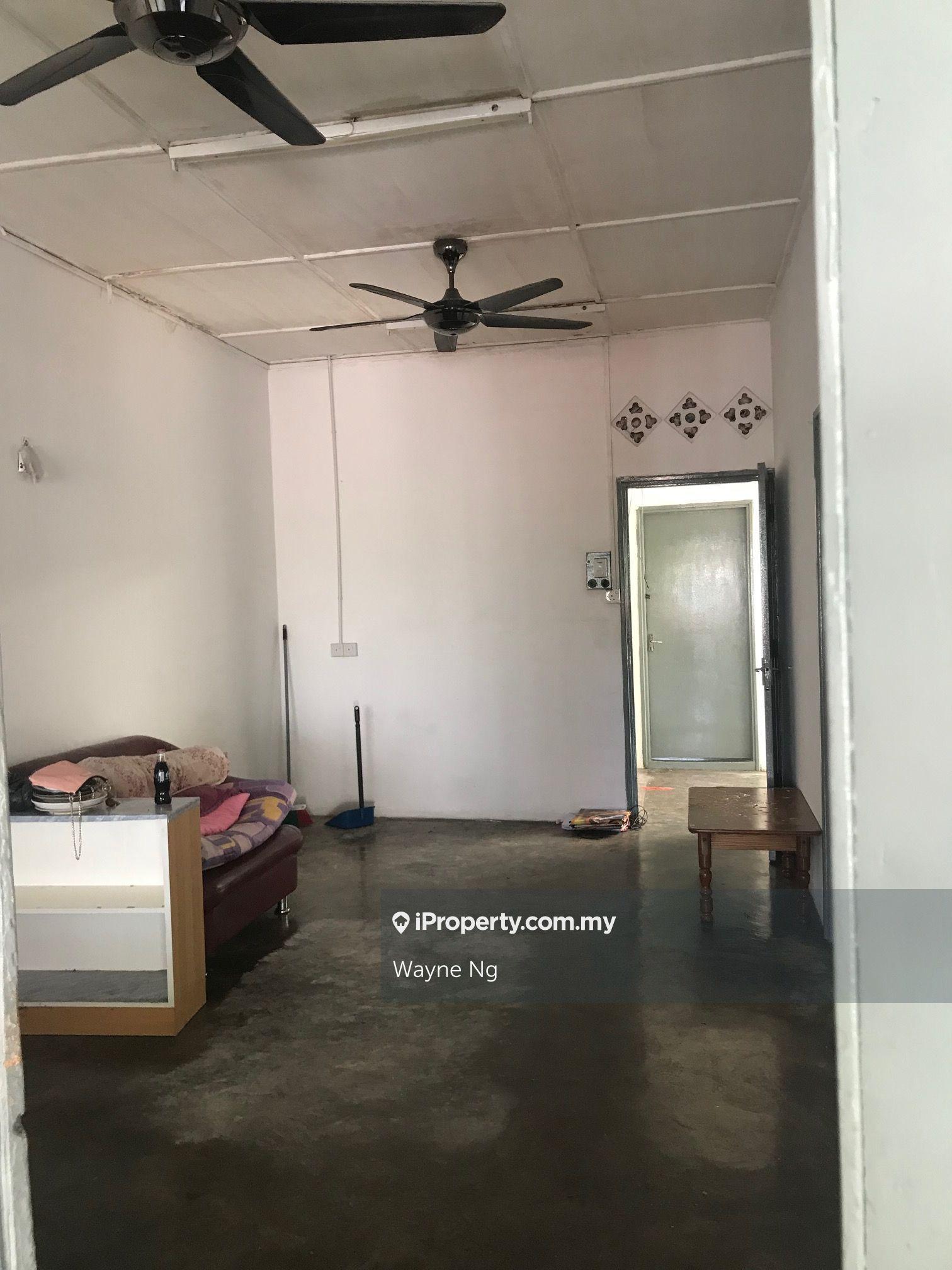 1sty Terrace house Taman Salak South garden 22x70 Freehold Basic unit