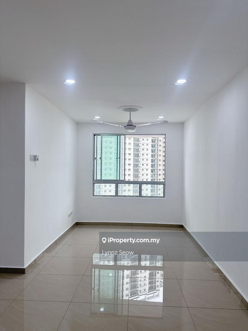 Centrio avenue Partially Furnished newly painted 1 carpark rare unit
