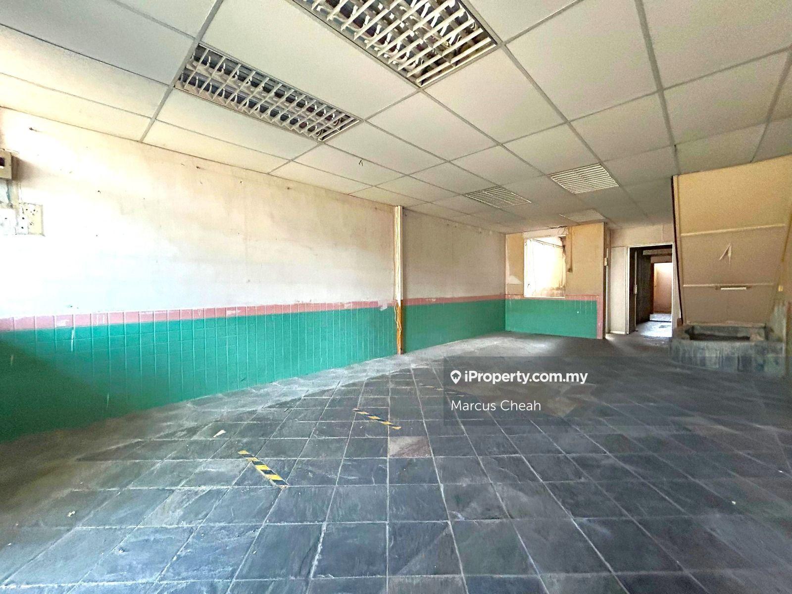 Near Lam Hwa Ee Hospital and jelutong market