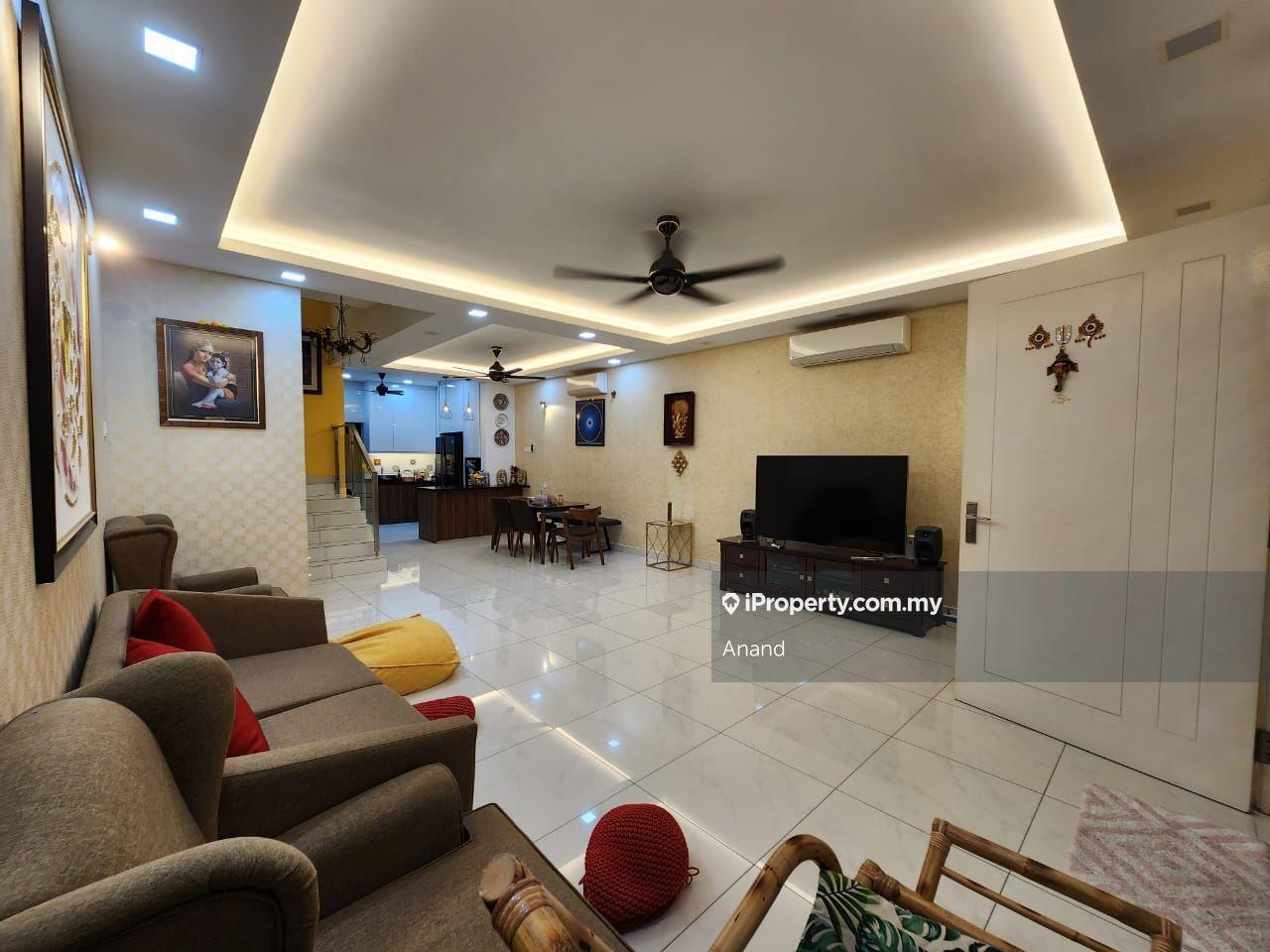 Well maintained triple storey intermediate house at saujana puchong.