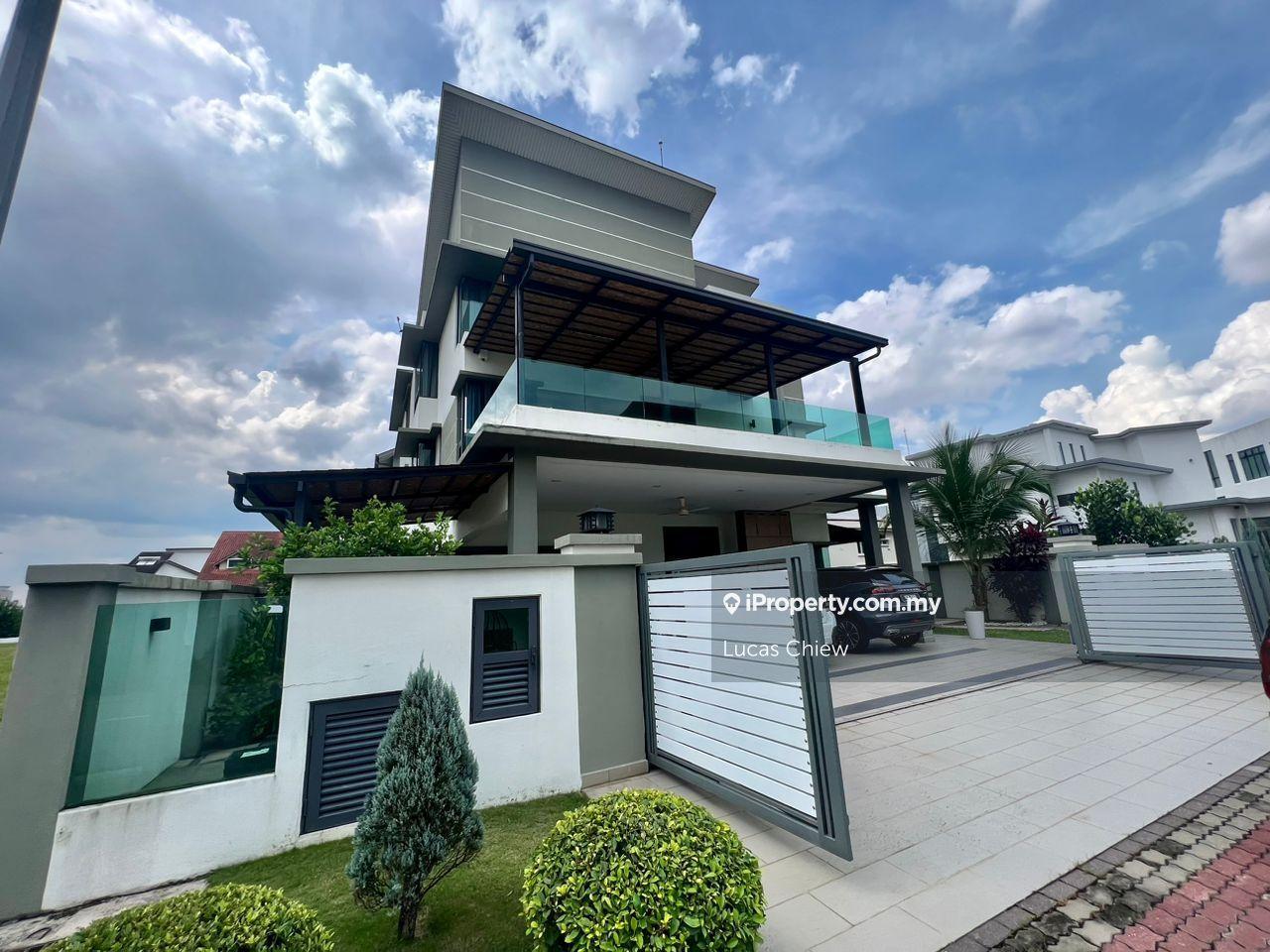 3 Storey ID Fully Renovated & Fully Furnished with Lift