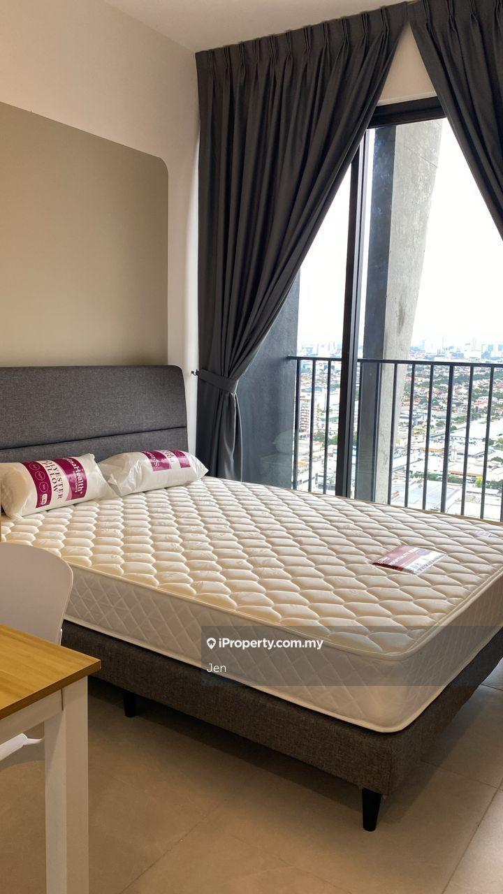 Yolo Signatures Suites Bandar Sunway Masterbedroom with Balcony Rent