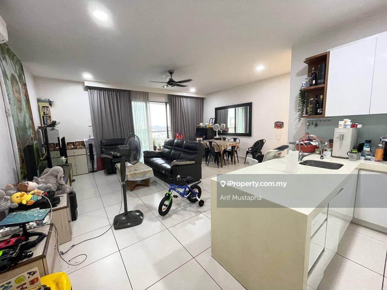 Freehold! High floor. Corner unit! Great Condition! Below mv!