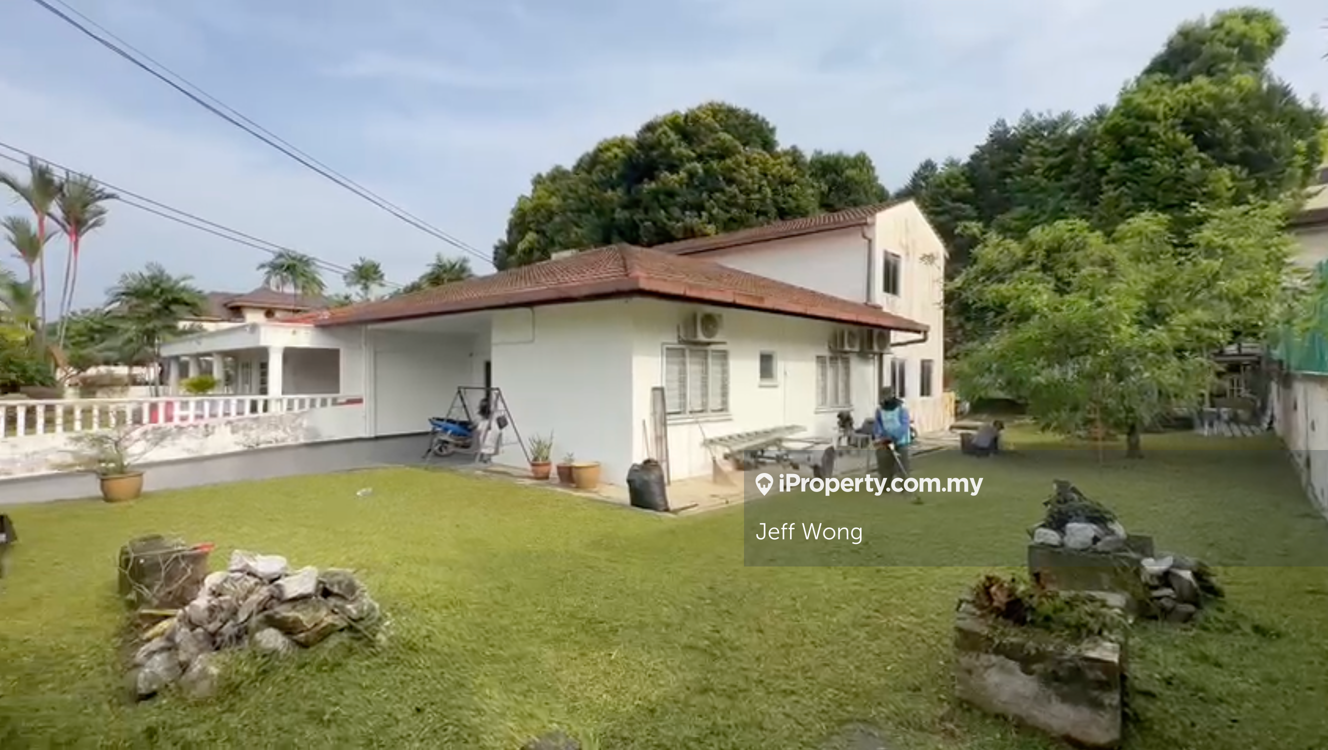 1.5 storey Semi D @ SS 1, Kampung Tunku for sale.
