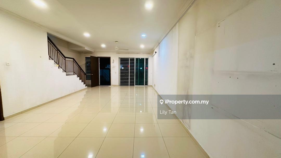 Taman bukit serdang 2 storey terrace For Rent