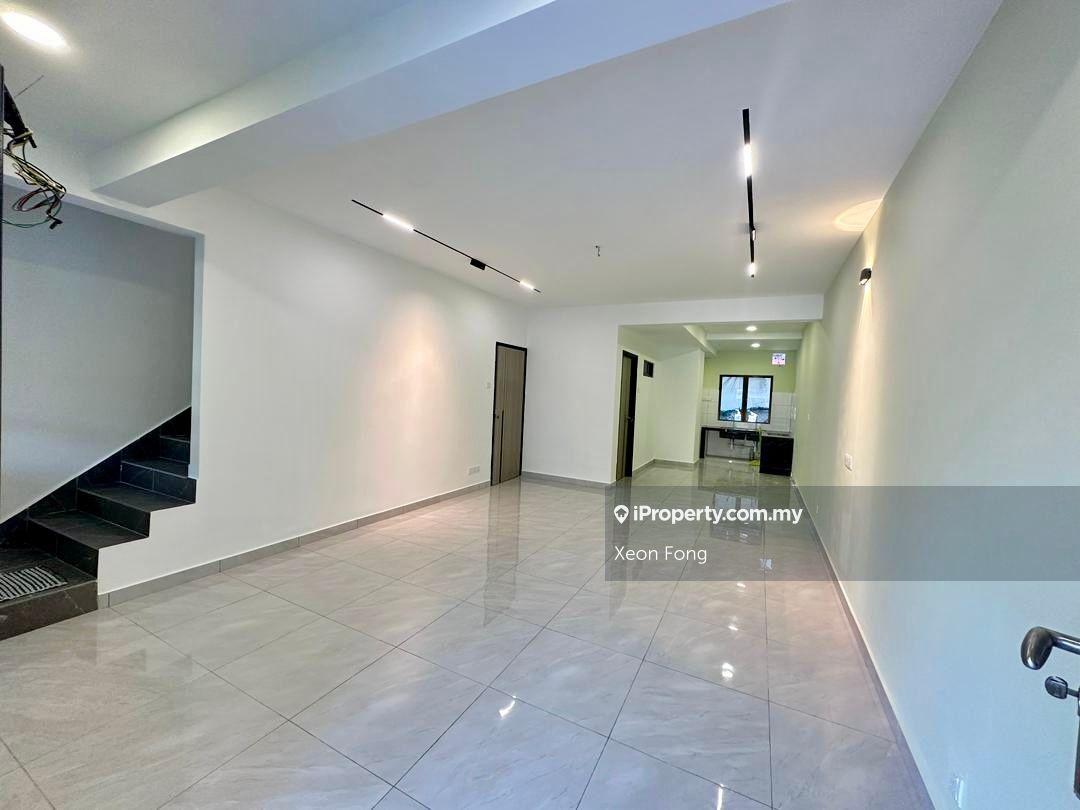 Freehold, Newly Renovate Double Storey Terrace @ Taman Puchong Utama