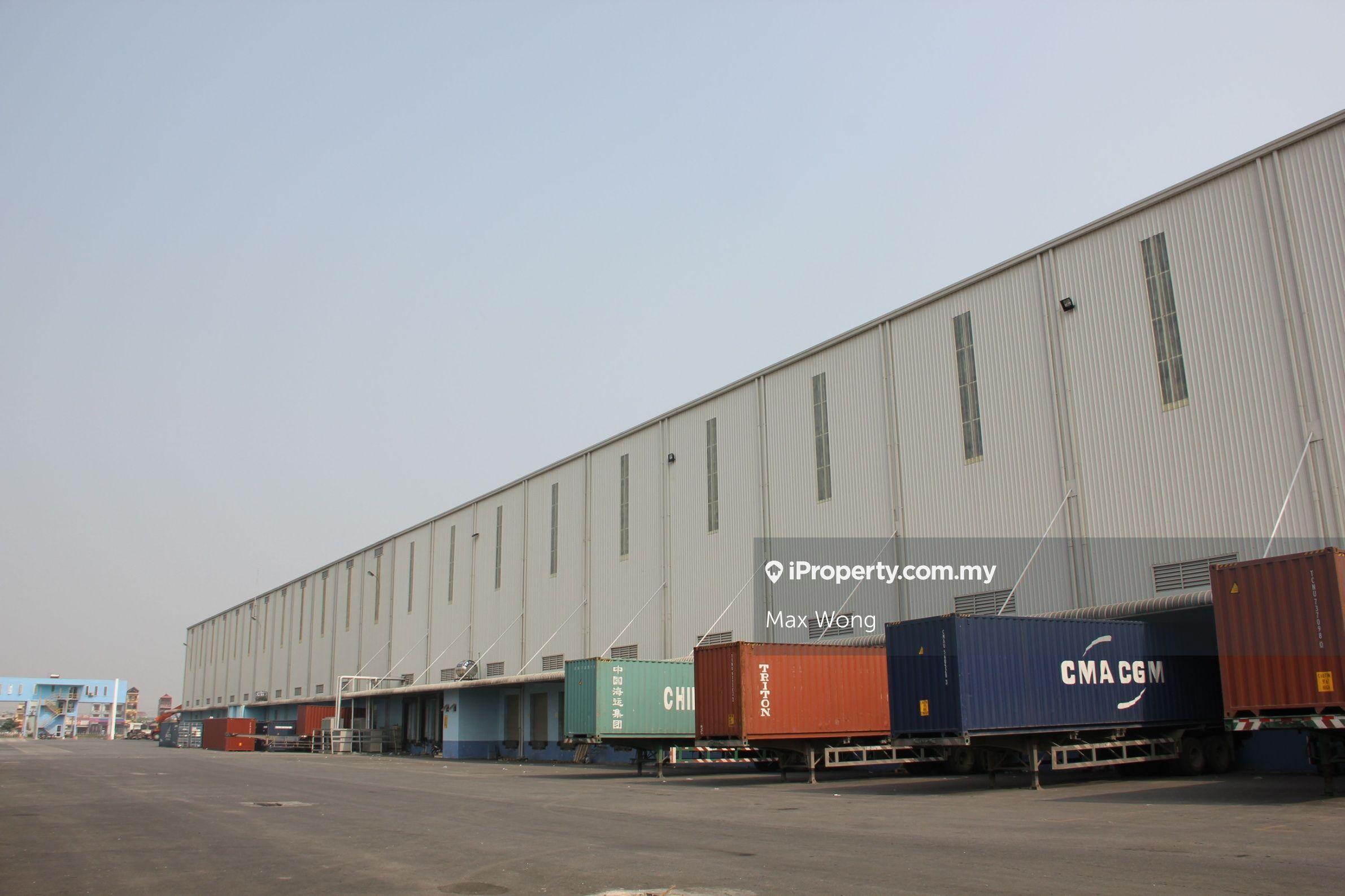 Detached warehouse 40 ft with multiples loading bays