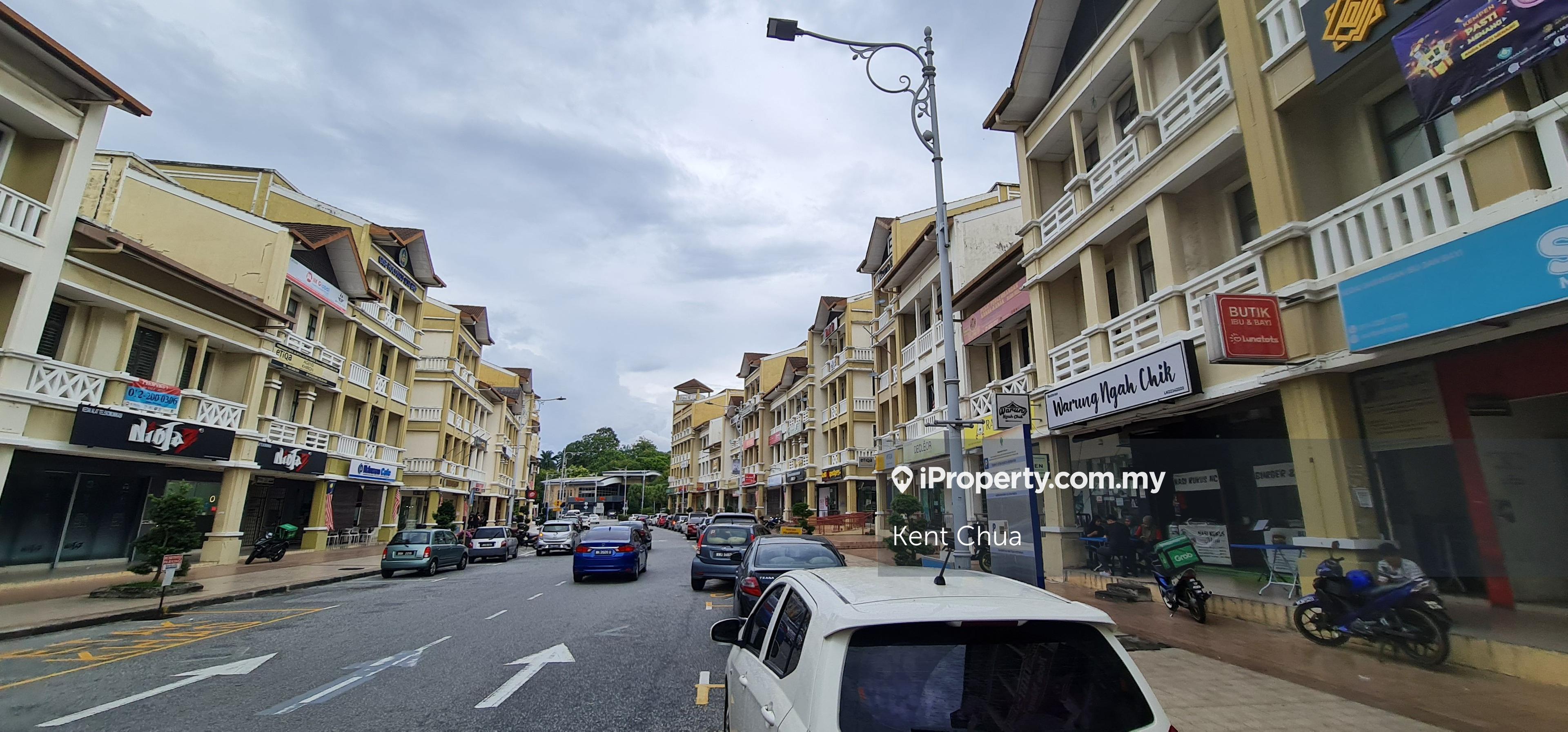 Limited fully tenanted 3sty shop with good tenant