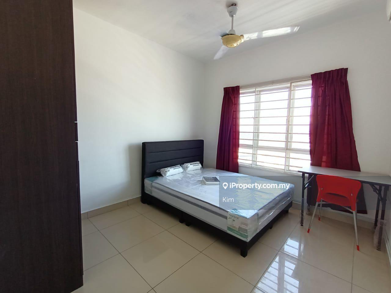 Near MRT Kota Damansara Medium Room Kota Damansara