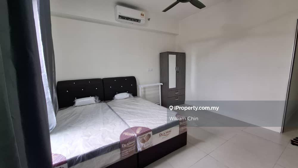 Female room for rent next to uoc  ready move in