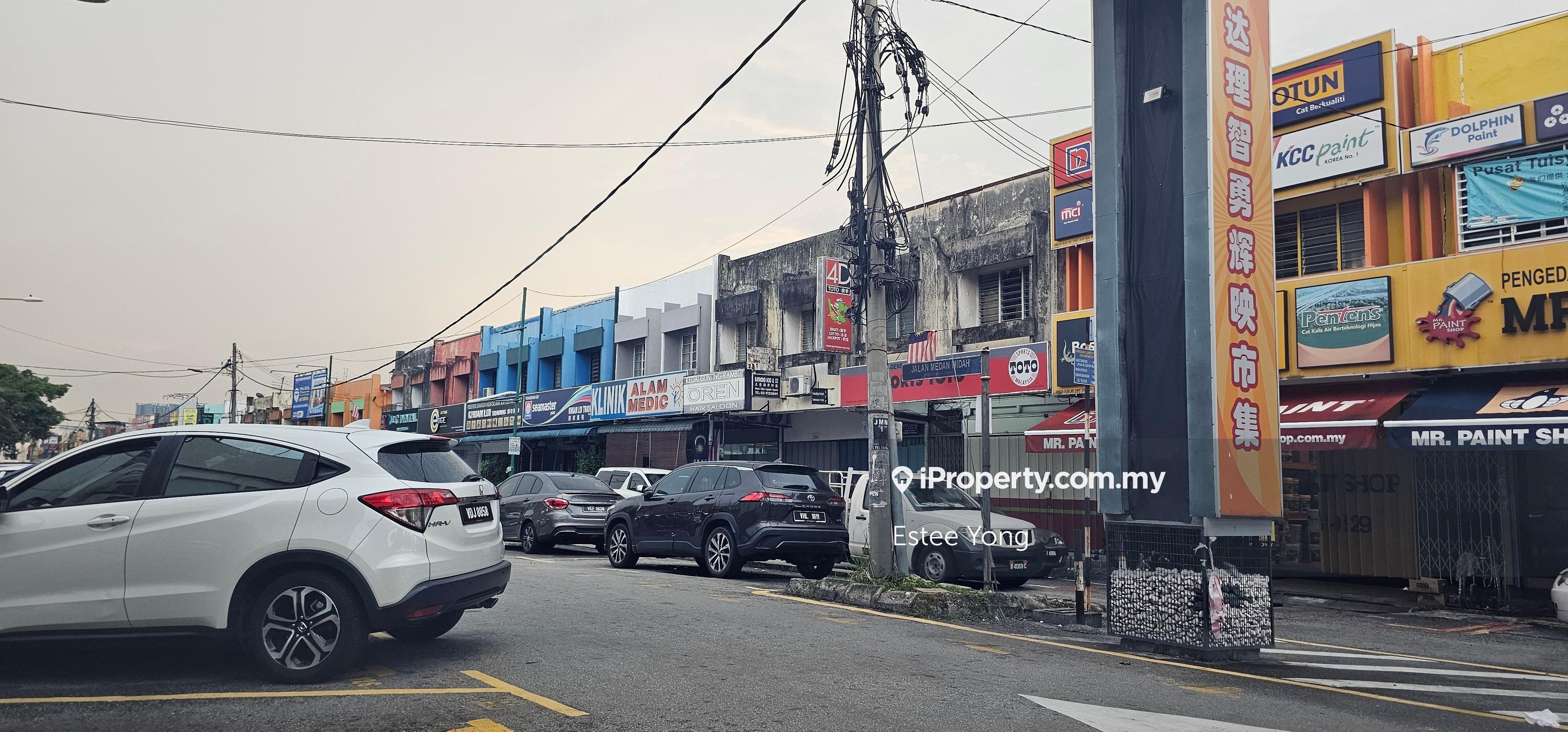 Freehold shoplot located at busy area at Cheras