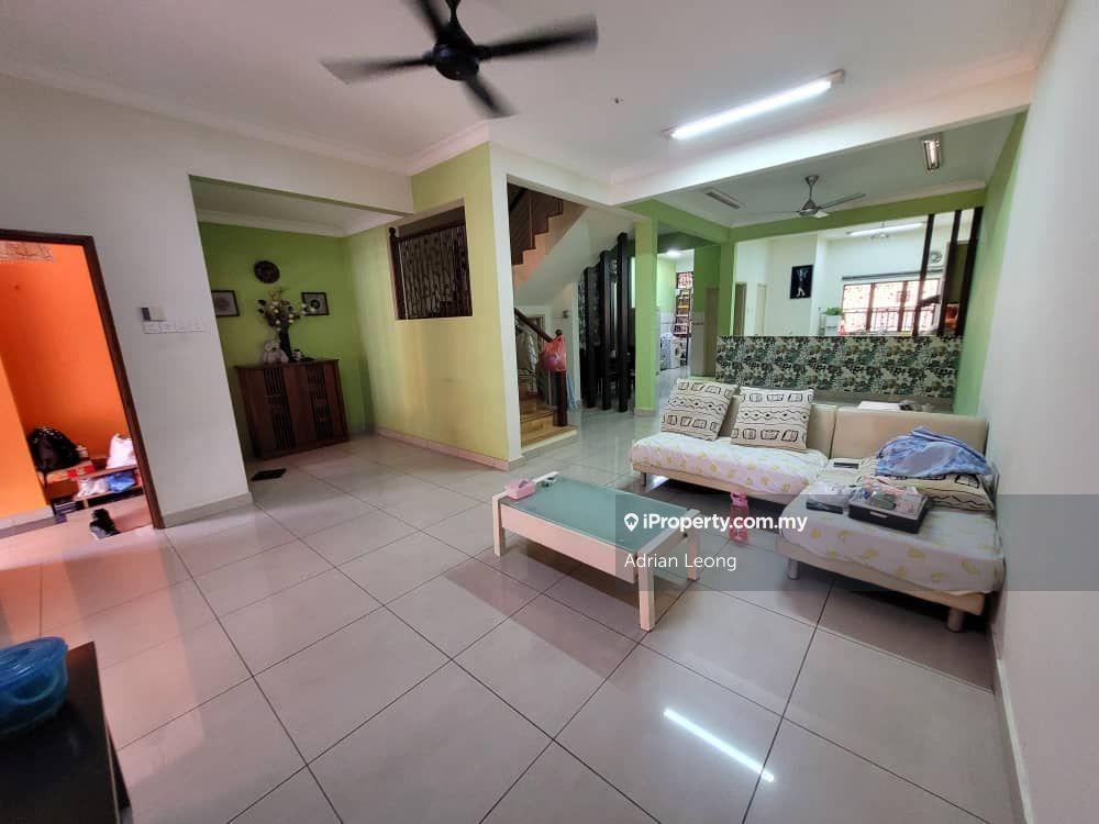 Move in Condition! Freehold! 22 x 75! 2 storey! Gated and Guarded!
