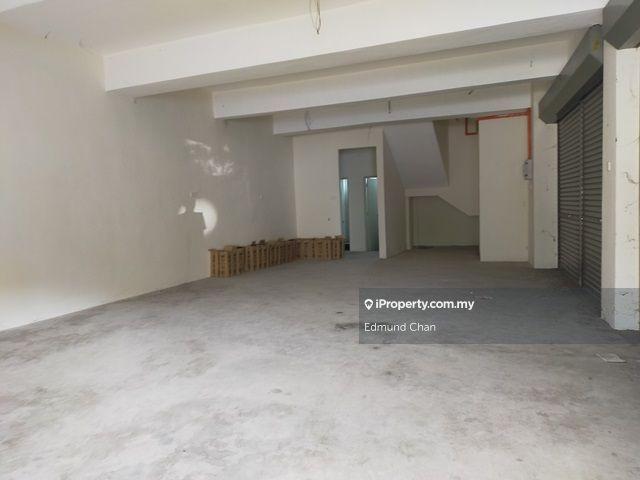 Taman Saujana Puchong 3 Sp3, 2 storey Corner Shop with roof top