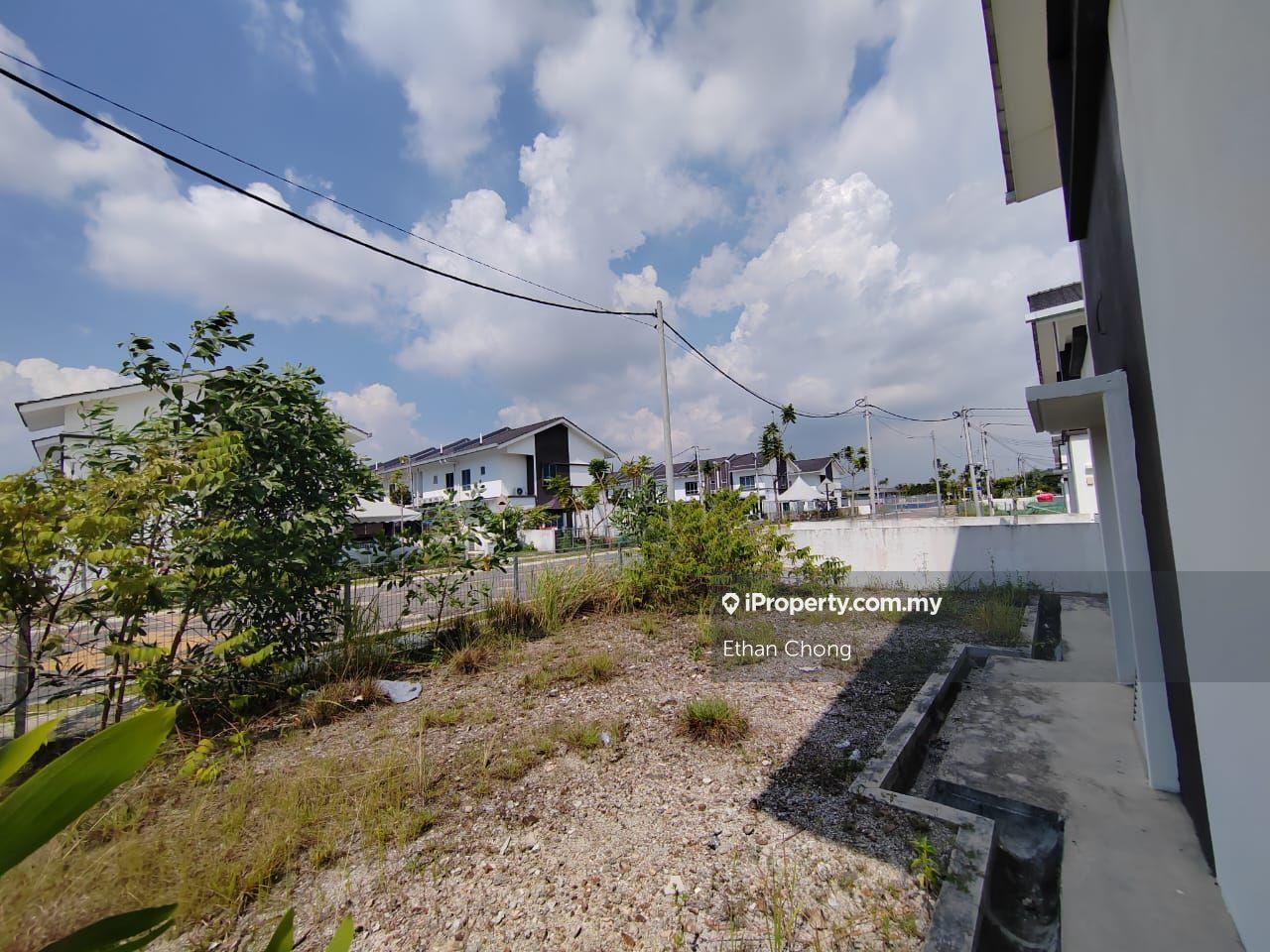 Gated Guarded Non Bumi corner new double storey landed puncak alam lbs