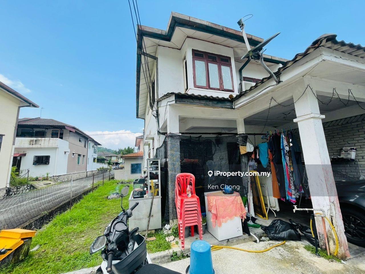 End lot with Extra Land 10ft