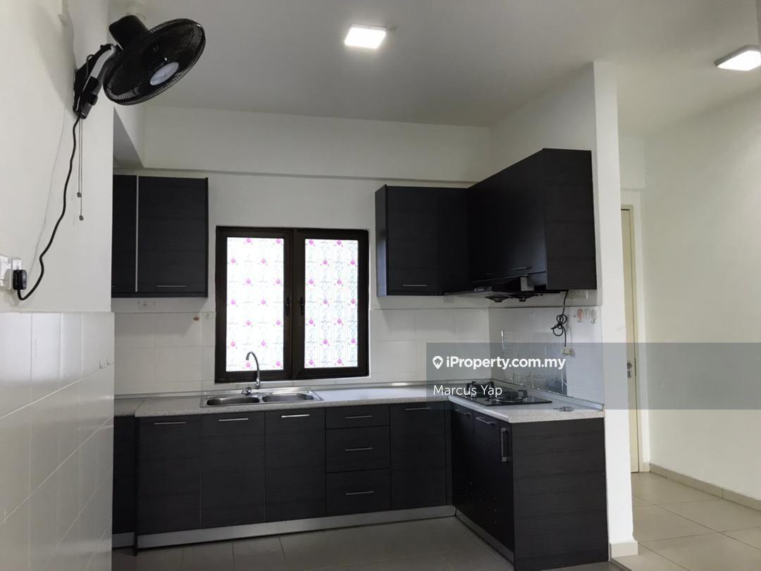 Corner Deluxe unit at low rise, Sell below market value