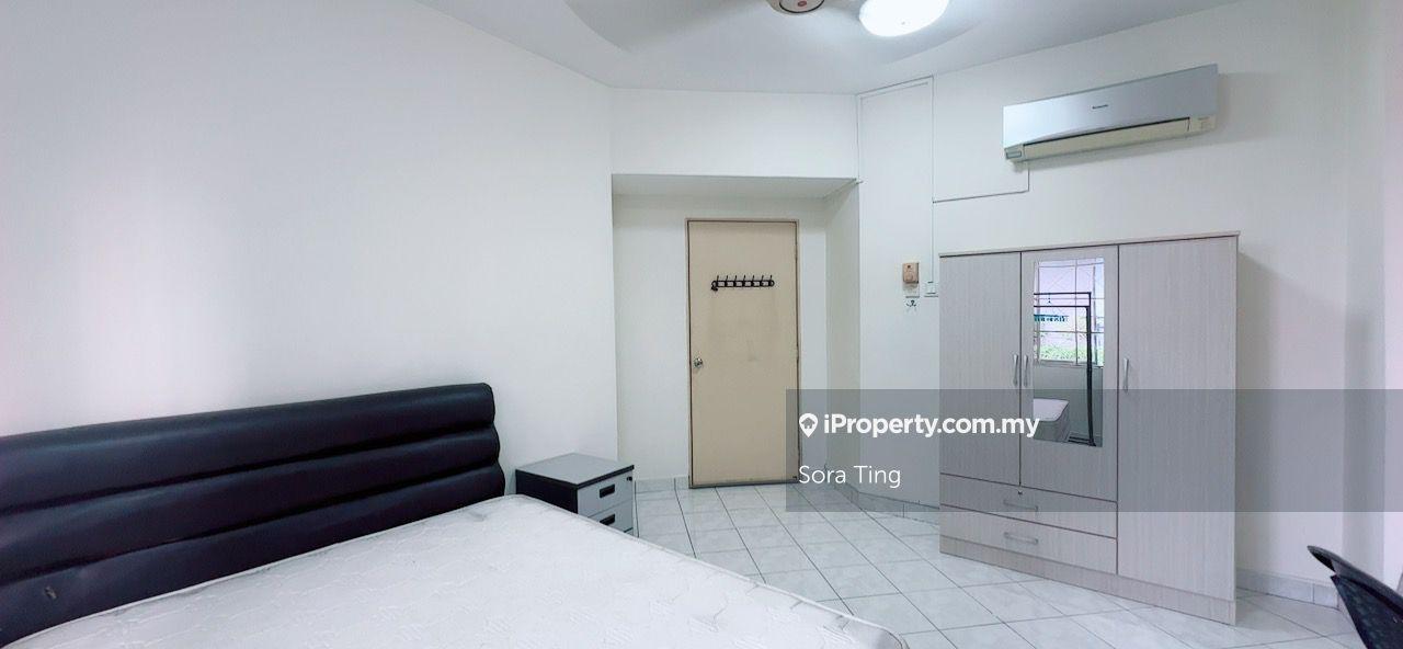 Large Room Kelana D Putera Condo Near LRT 3 Parklane Square incl Wifi