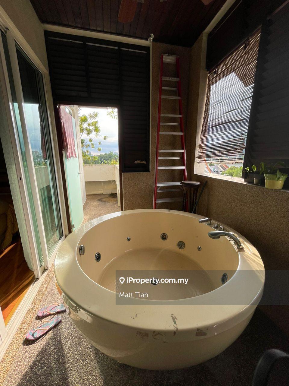 Beverly heights phase 2 freehold semid. balinese style. well renovated