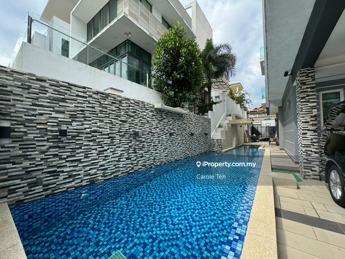 Freehold Gate Guarded Fully Furnished 