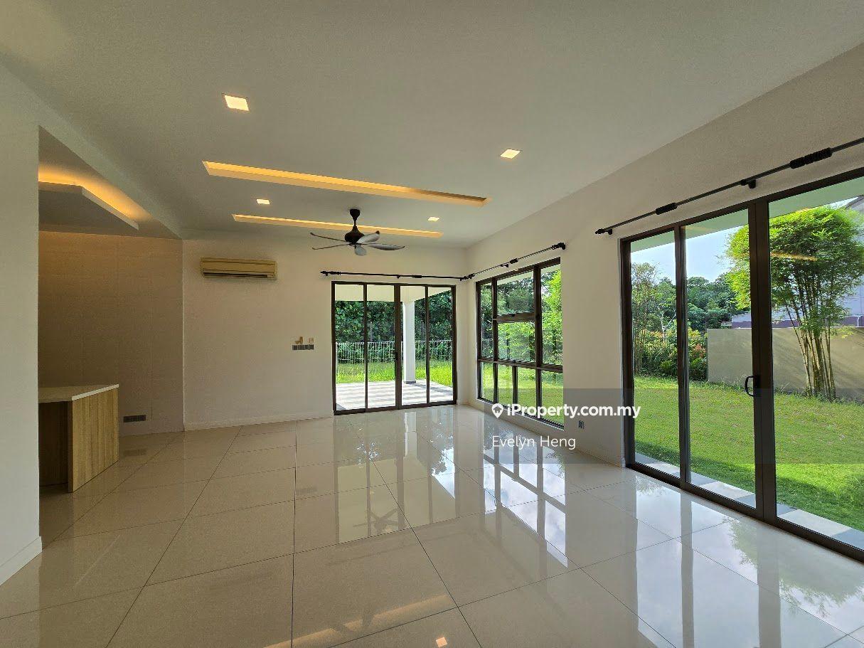 Semi-detached house with spacious land size and maximum privacy